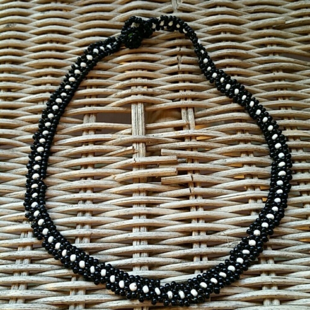 ♡Vintage black/white beaded flower necklace